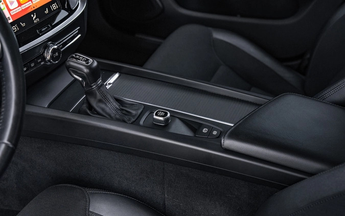 Volvo V60 cena 85900 przebieg: 156072, rok produkcji 2018 z Zbąszynek małe 781